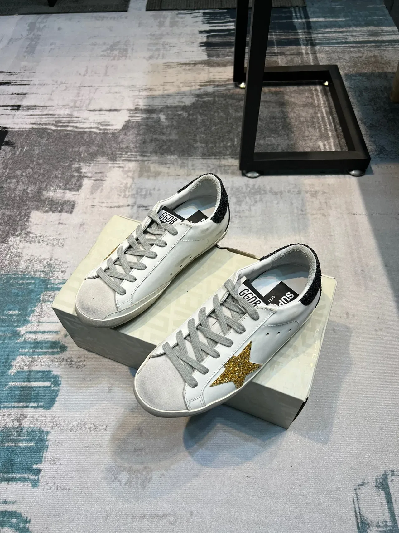 Golden Goose Super-Star White Gold sneakers lifestyle en cuir distressed avec glitter 5