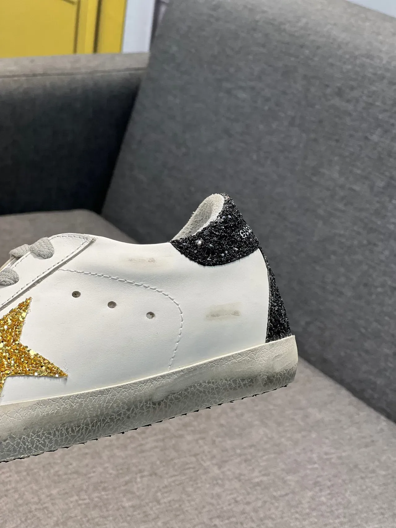 Golden Goose Super-Star White Gold sneakers lifestyle en cuir distressed avec glitter 8