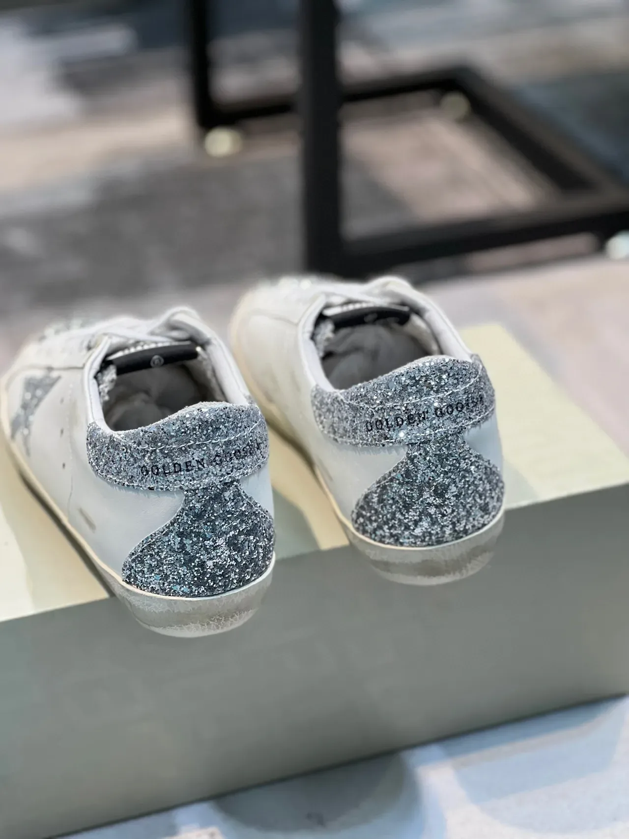 Golden Goose Super-Star Détail Blanc Argent Solaire Caoutchouc Distressé Chaussures Lifestyle 2
