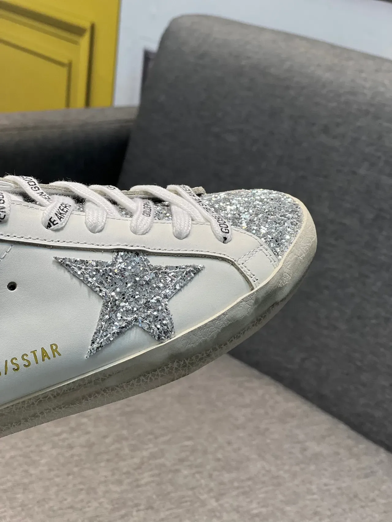 Golden Goose Super-Star Détail Blanc Argent Solaire Caoutchouc Distressé Chaussures Lifestyle 3
