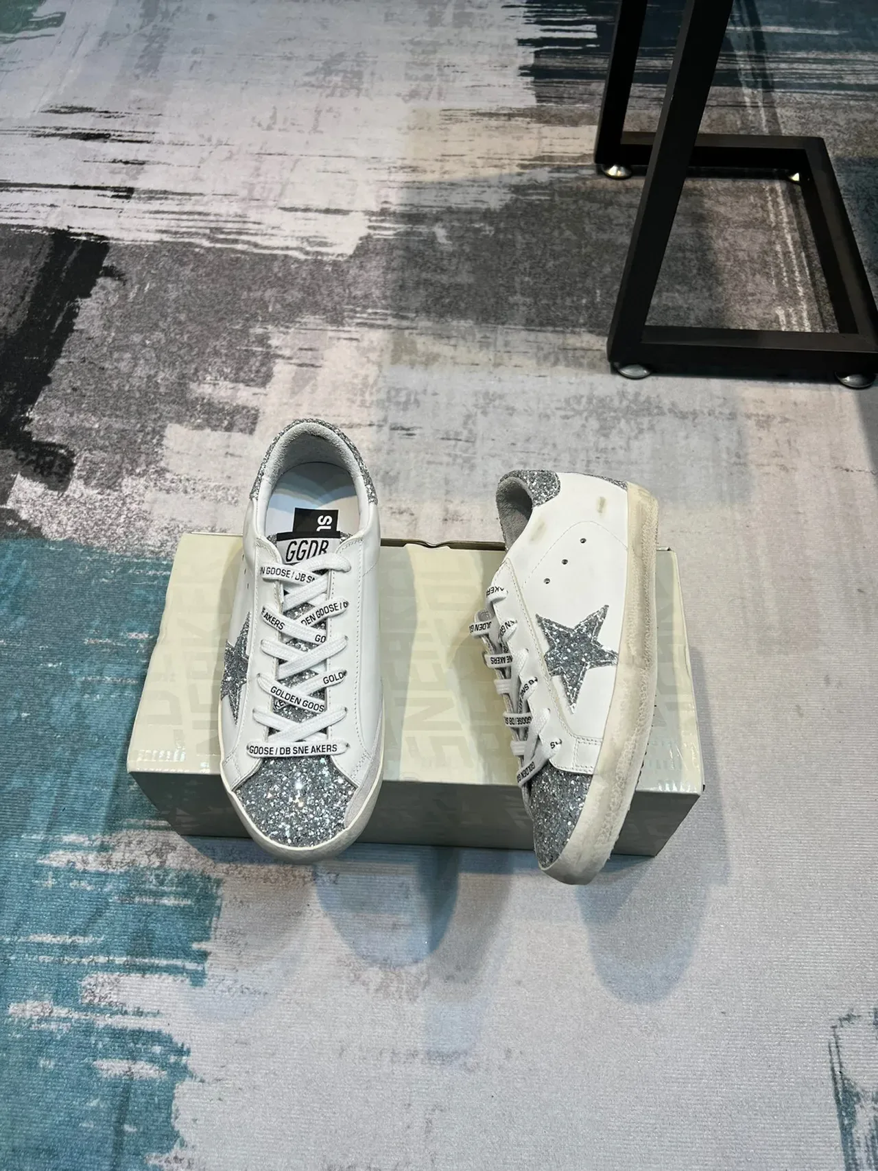 Golden Goose Super-Star Détail Blanc Argent Solaire Caoutchouc Distressé Chaussures Lifestyle 4