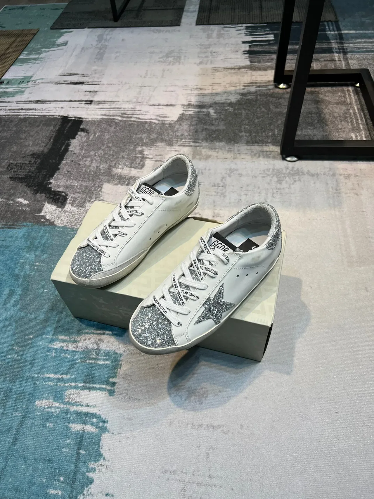 Golden Goose Super-Star Détail Blanc Argent Solaire Caoutchouc Distressé Chaussures Lifestyle 5