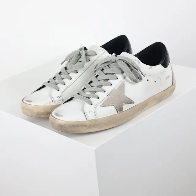 Golden Goose Superstar Tênis Lifestyle com Patch de Estrela de Couro Branco Desgastado 2