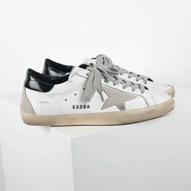 Golden Goose Superstar Tênis Lifestyle com Patch de Estrela de Couro Branco Desgastado 3
