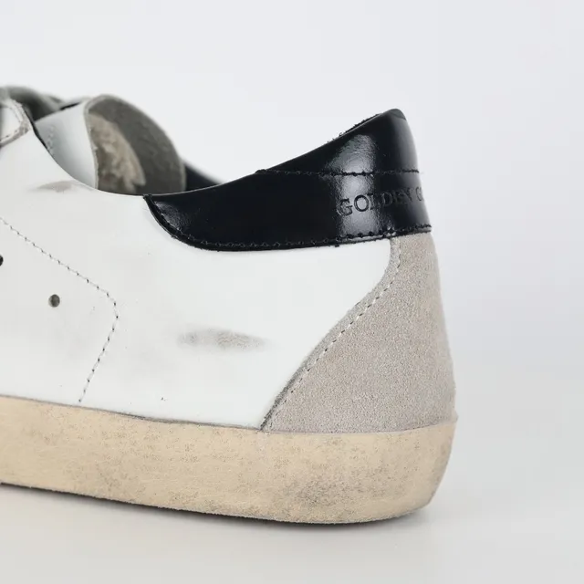 Golden Goose Superstar Tênis Lifestyle com Patch de Estrela de Couro Branco Desgastado 4