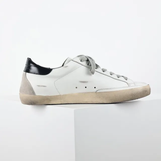 Golden Goose Superstar Tênis Lifestyle com Patch de Estrela de Couro Branco Desgastado 7