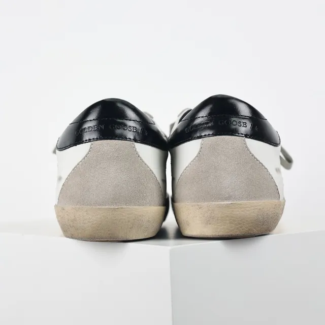 Golden Goose Superstar Tênis Lifestyle com Patch de Estrela de Couro Branco Desgastado 8