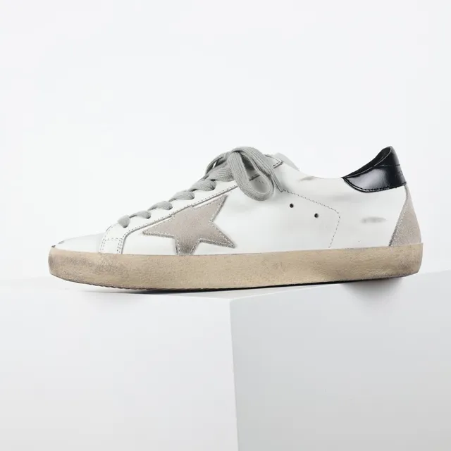 Golden Goose Superstar Tênis Lifestyle com Patch de Estrela de Couro Branco Desgastado 9