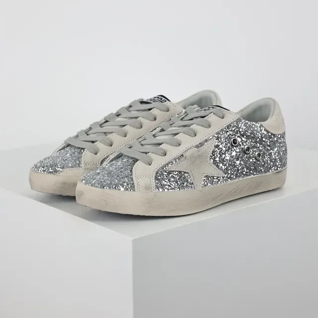Golden Goose Superstar Baskets lifestyle en daim argenté scintillant 2
