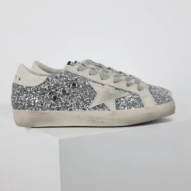 Golden Goose Superstar Baskets lifestyle en daim argenté scintillant 3