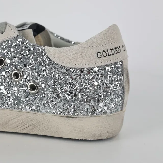 Golden Goose Superstar Baskets lifestyle en daim argenté scintillant 4