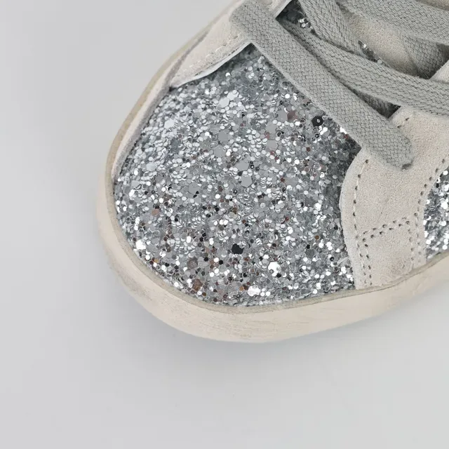 Golden Goose Superstar Baskets lifestyle en daim argenté scintillant 5