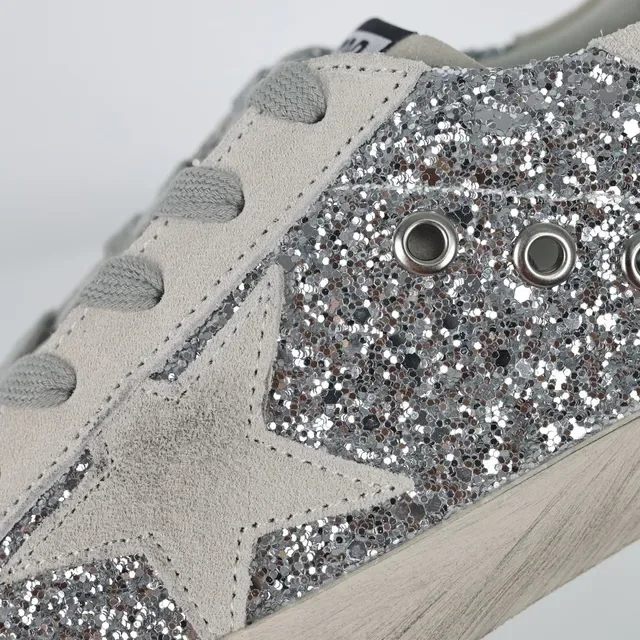 Golden Goose Superstar Baskets lifestyle en daim argenté scintillant 6