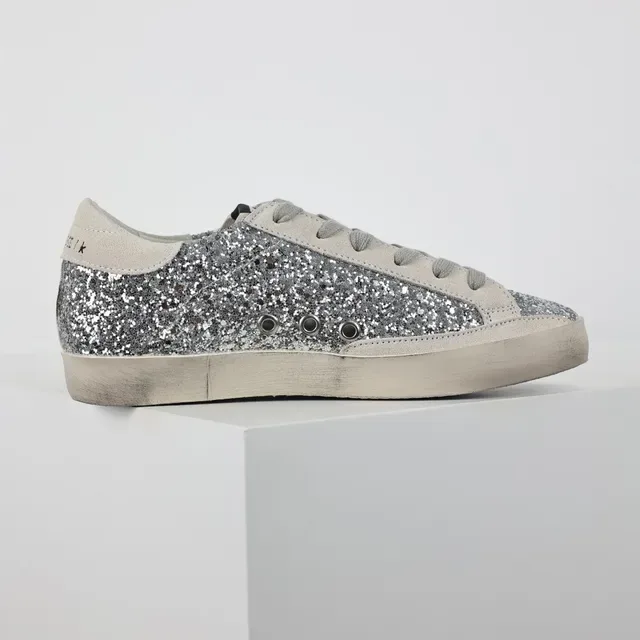 Golden Goose Superstar Baskets lifestyle en daim argenté scintillant 7