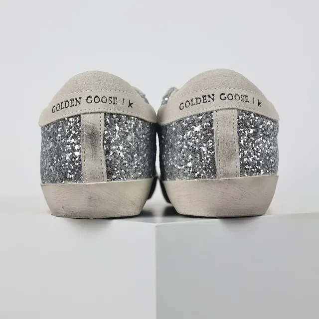 Golden Goose Superstar Baskets lifestyle en daim argenté scintillant 8