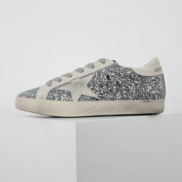 Golden Goose Superstar Baskets lifestyle en daim argenté scintillant 9
