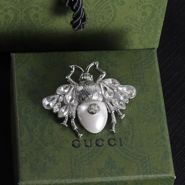 بروش Gucci Bee كريستال ولؤلؤ 4