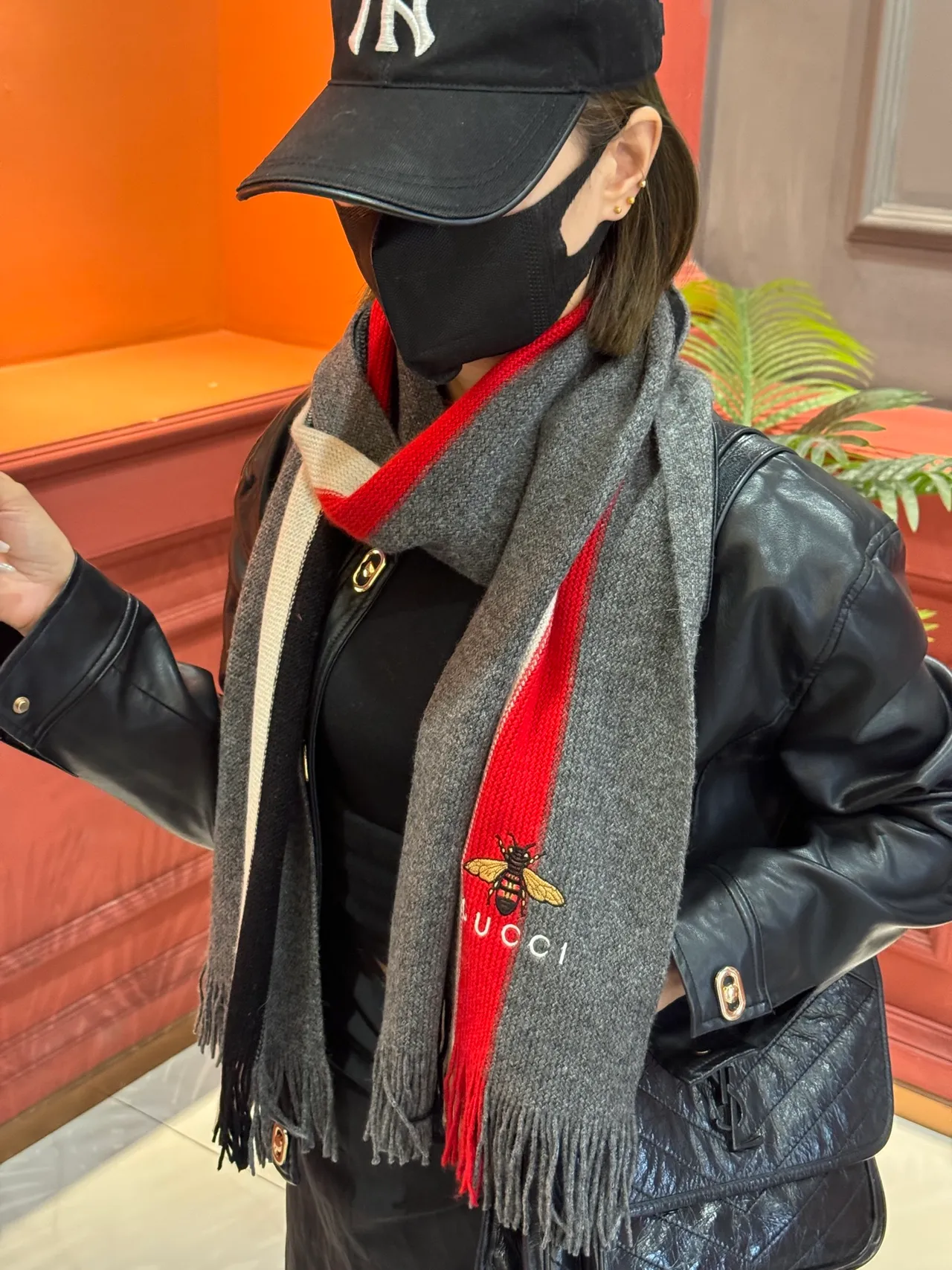 Gucci Motif Abeille Cachemira Écharpe Tricotée Rayée 3