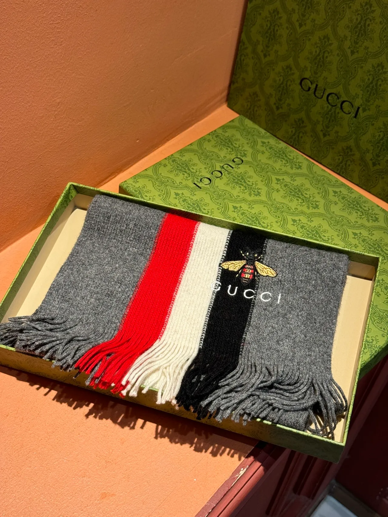 Gucci Motif Abeille Cachemira Écharpe Tricotée Rayée 6