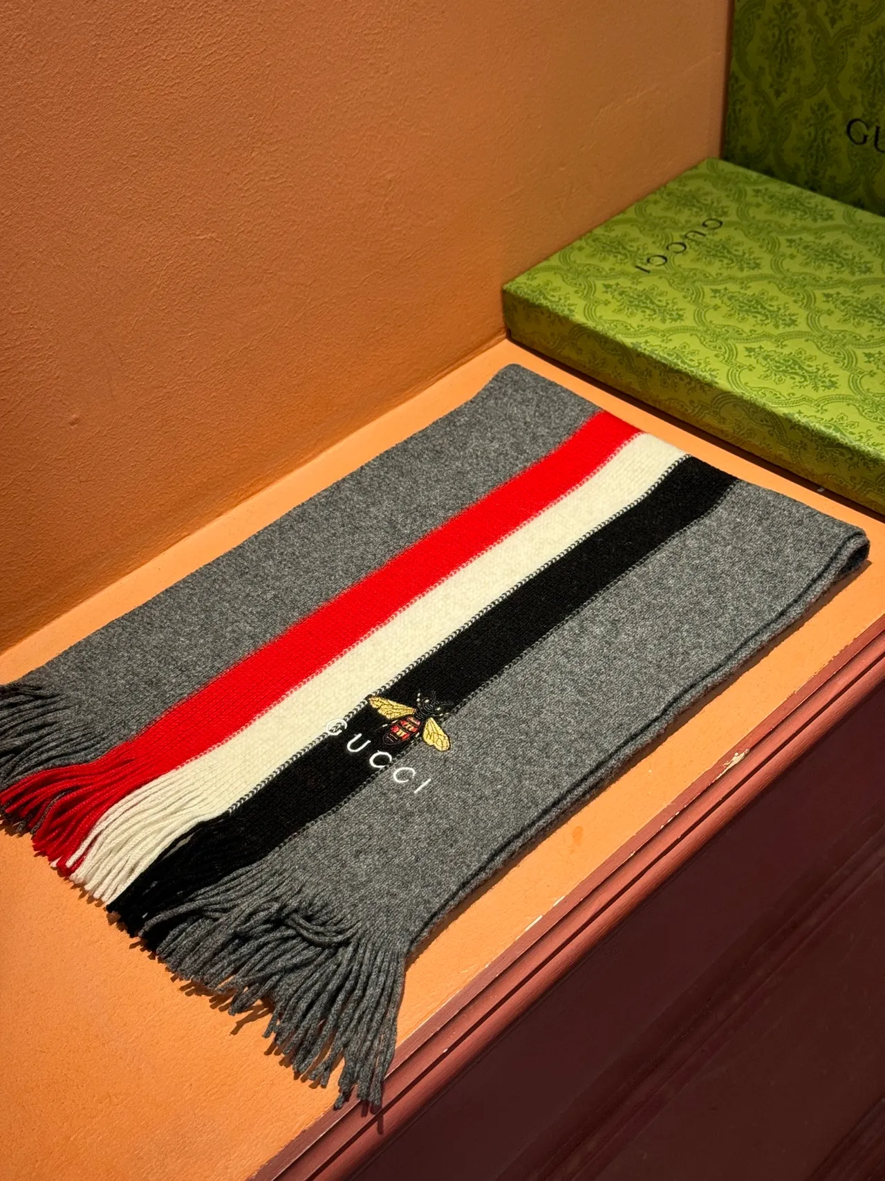 Gucci Motif Abeille Cachemira Écharpe Tricotée Rayée 7