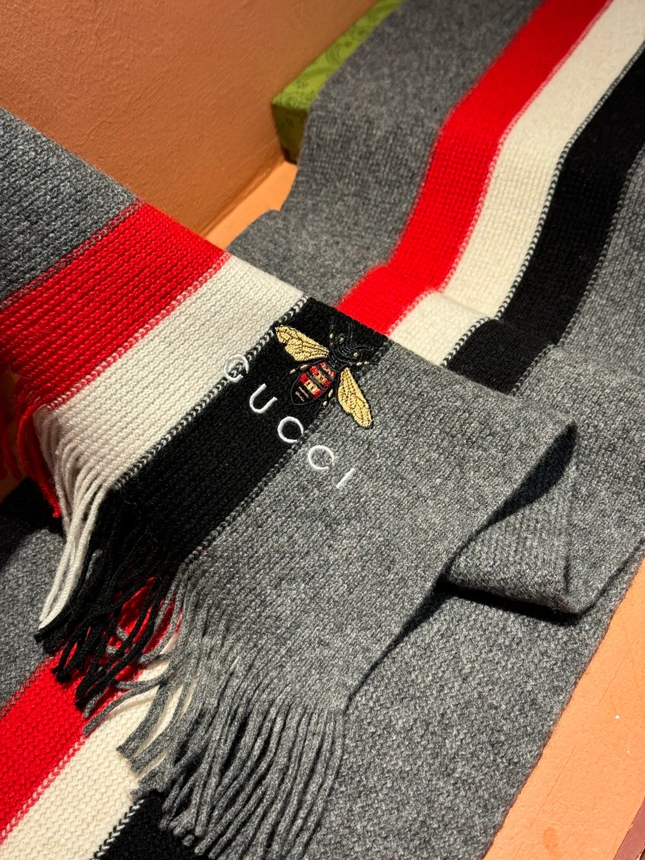 Gucci Motif Abeille Cachemira Écharpe Tricotée Rayée 9