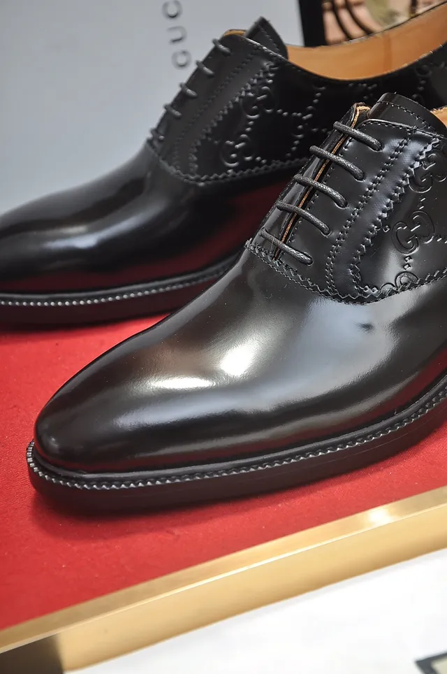 Gucci Preto Marrom Brilhante Couro Verniz GG Monogram Detalhe Brogue Sapatos Oxford 2
