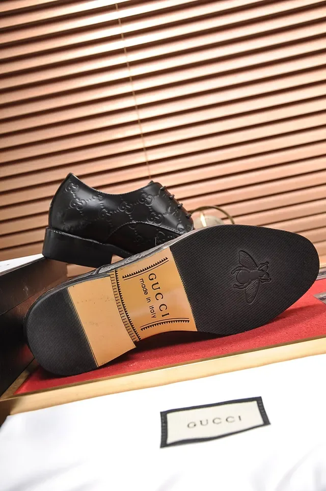 Gucci Chaussures Oxford à embout noir avec monogramme GG embossed 3