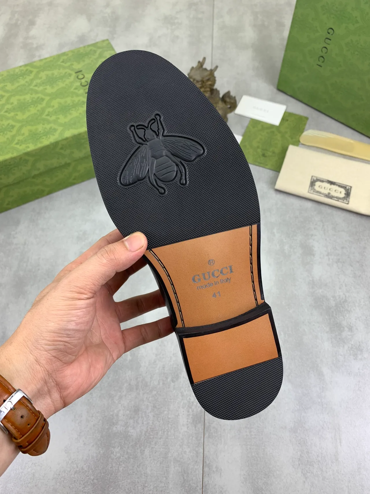 Gucci Chaussures Oxford Noir et Or à Cap-Toe et Suela Serrée 2