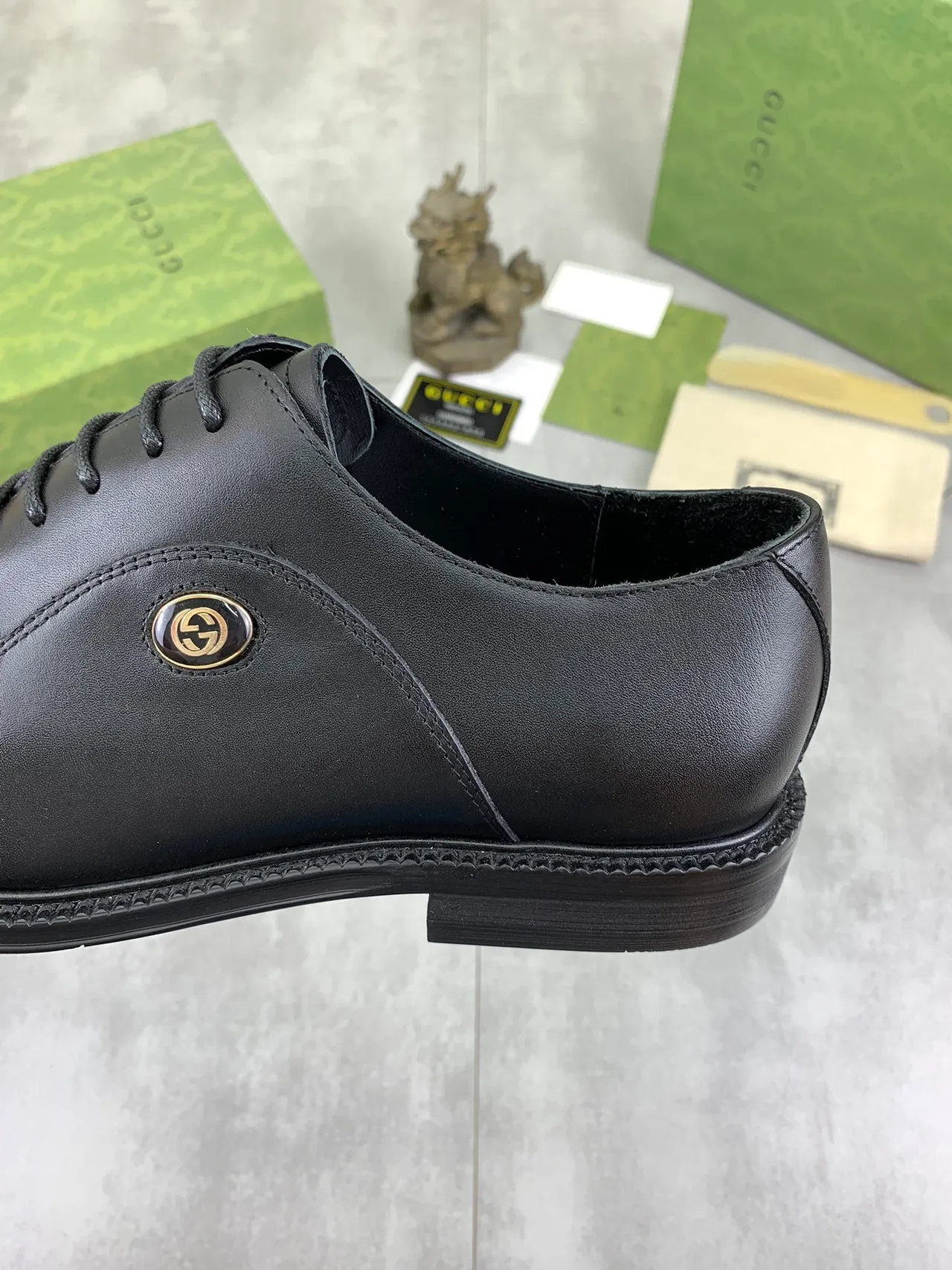 Gucci Chaussures Oxford Noir et Or à Cap-Toe et Suela Serrée 3