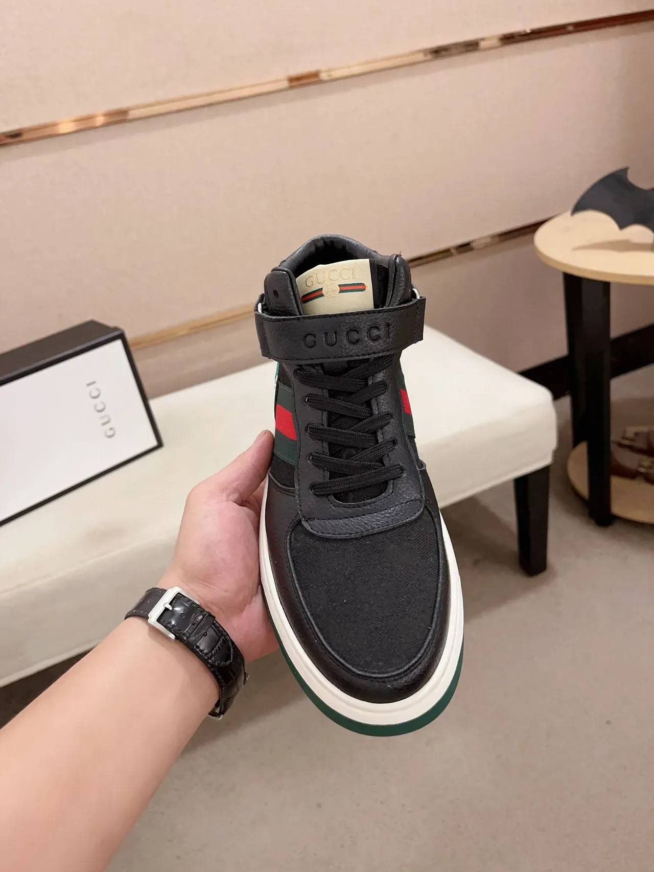 Gucci sneakers lifestyle cuir et canvas noir et vert de hauteur 3