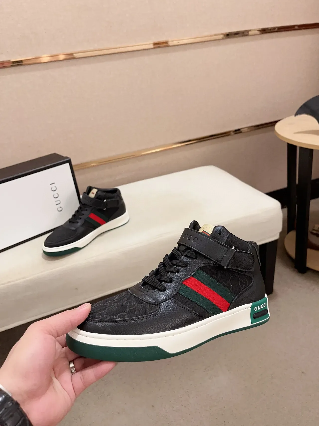 Gucci sneakers lifestyle cuir et canvas noir et vert de hauteur 4