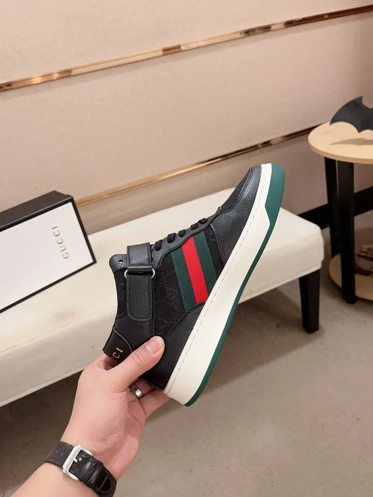 Gucci sneakers lifestyle cuir et canvas noir et vert de hauteur 6
