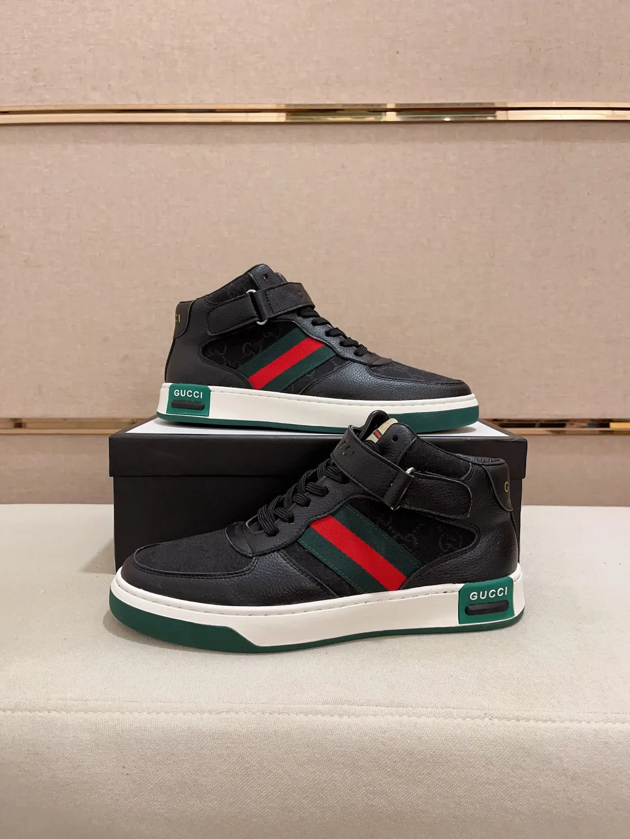 Gucci sneakers lifestyle cuir et canvas noir et vert de hauteur 7