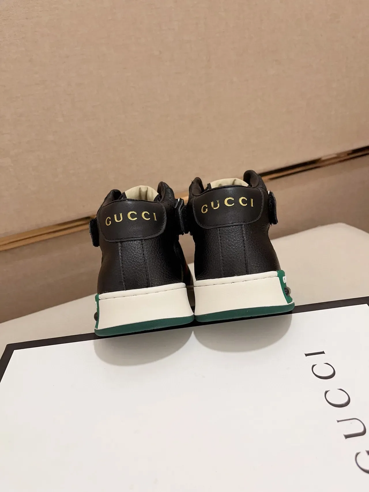 Gucci sneakers lifestyle cuir et canvas noir et vert de hauteur 8