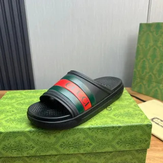 Gucci काले हरे मोल्डेड रबर सोल वेब स्ट्राइप बैंड स्लिपर्स