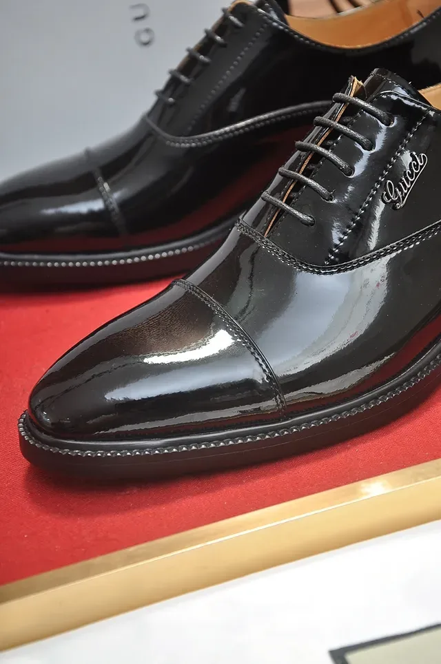 Gucci Chaussures Oxford en Cuir Patenté Noir avec Embout Cap-Toe 2