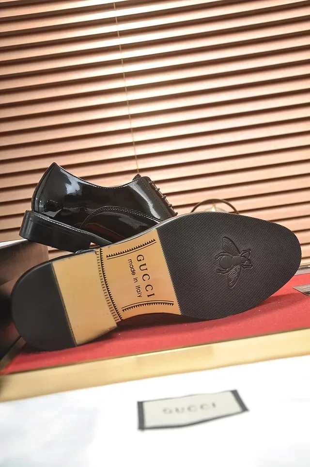 Gucci Chaussures Oxford en Cuir Patenté Noir avec Embout Cap-Toe 3
