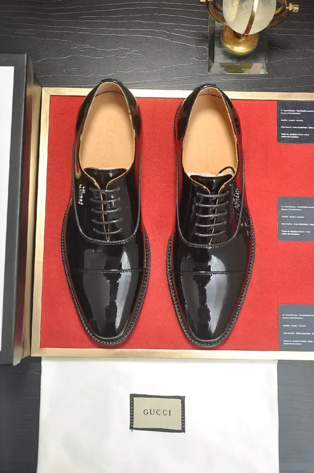 Gucci Chaussures Oxford en Cuir Patenté Noir avec Embout Cap-Toe 5