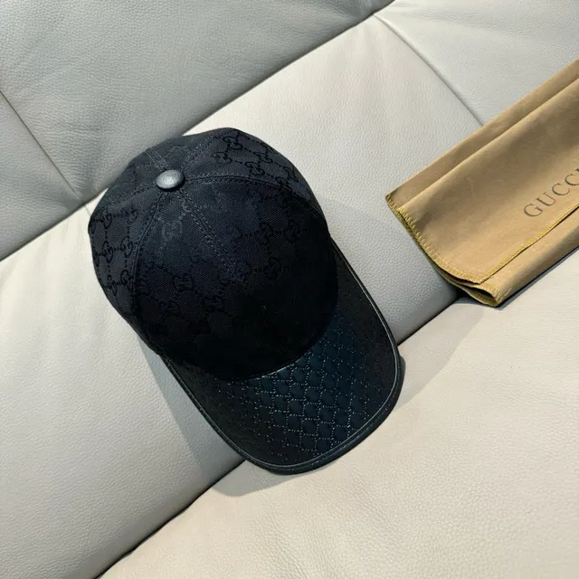 Casquette de baseball Gucci en cuir noir avec monogramme GG Jacquard tonal embossed avec rebord en cuir 3