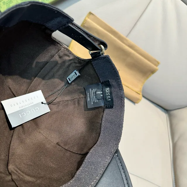 Casquette de baseball Gucci en cuir noir avec monogramme GG Jacquard tonal embossed avec rebord en cuir 4