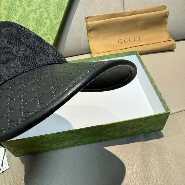 Casquette de baseball Gucci en cuir noir avec monogramme GG Jacquard tonal embossed avec rebord en cuir 5