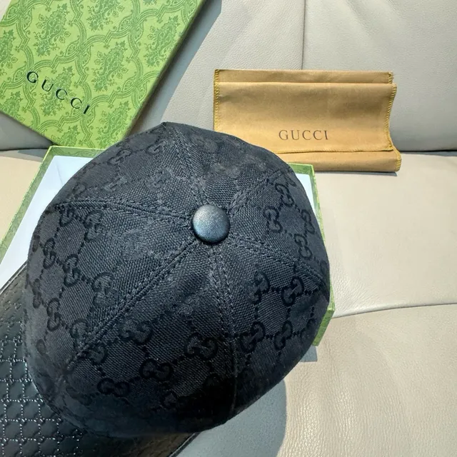 Casquette de baseball Gucci en cuir noir avec monogramme GG Jacquard tonal embossed avec rebord en cuir 6