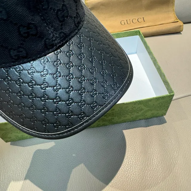 Casquette de baseball Gucci en cuir noir avec monogramme GG Jacquard tonal embossed avec rebord en cuir 7