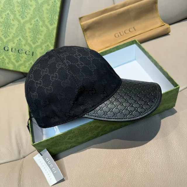 Casquette de baseball Gucci en cuir noir avec monogramme GG Jacquard tonal embossed avec rebord en cuir 8