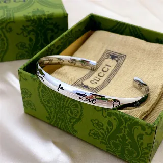 Gucci Ciego por Amor Brazalete Abierto de Plata Grabada