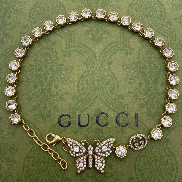 Gucci قلادة فراشة مرصعة بالكريستال ذهبي اللون 3