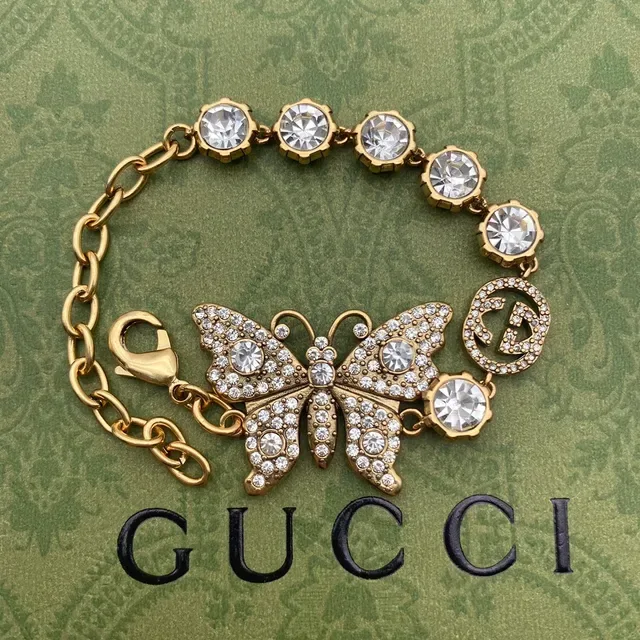Gucci قلادة فراشة مرصعة بالكريستال ذهبي اللون 4