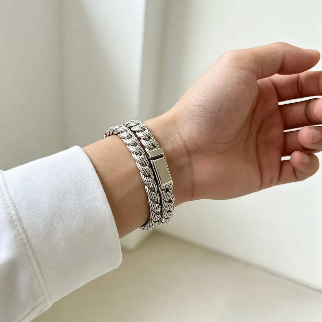 Gucci Chunky Curb-Link Engraved Leaf Motif Silver Bracelet 2