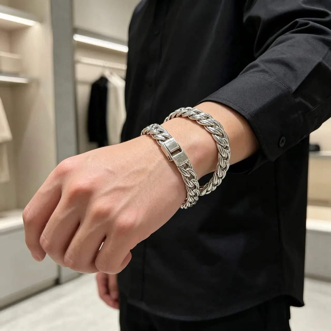 Gucci Chunky Curb-Link Engraved Leaf Motif Silver Bracelet 8