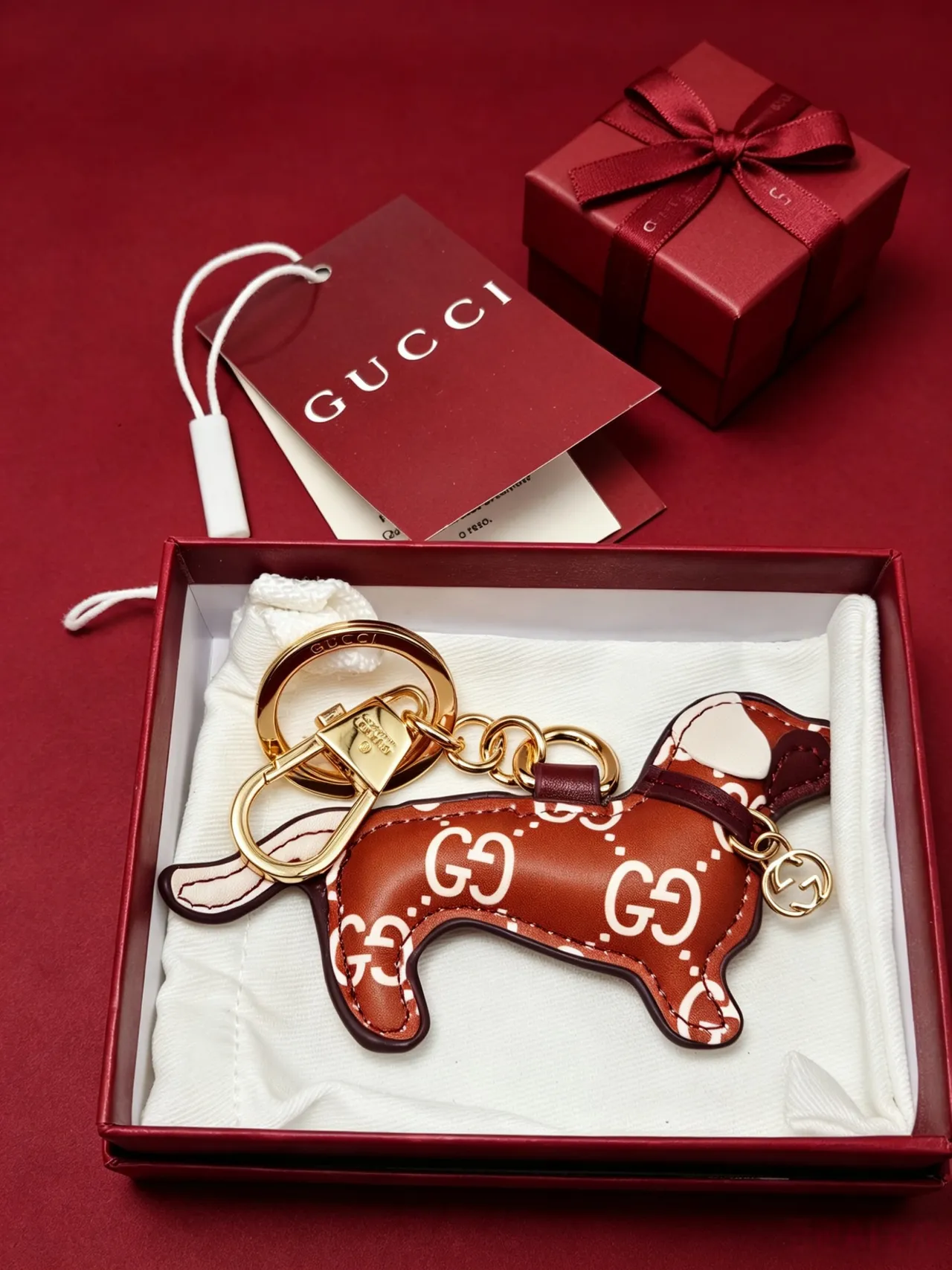 Gucci porte-clés chien marron beige cuir silhouette entrelacé GG impression du monogramme étui téléphone 4